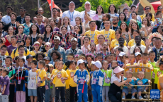 中外千余對雙胞胎相聚云南墨江