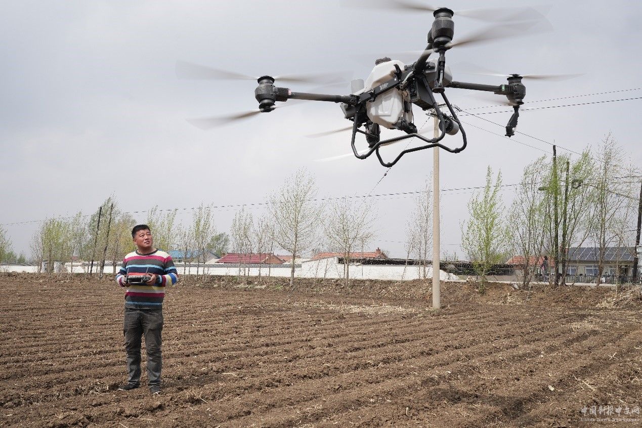 韓春明向記者展示植保無(wú)人機(jī)作業(yè)。程禹然攝