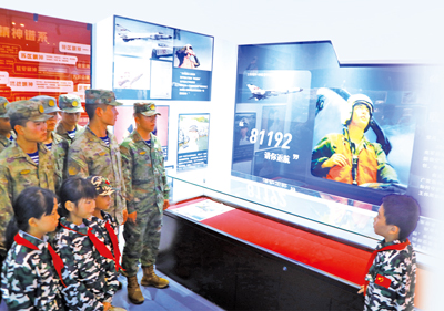 南部戰(zhàn)區(qū)海軍航空兵某部官兵與學(xué)生一同參觀“?？招l(wèi)士”王偉希望小學(xué)王偉國防陳列室。陳鵬偉 攝