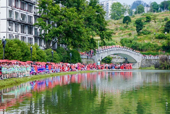 苗族姑娘與阿哥齊聚綏寧縣城的巫水畫廊。綏寧宣傳部供圖