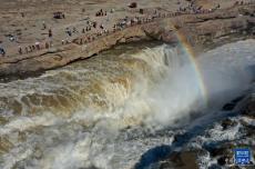 黃河壺口瀑布現(xiàn)“彩橋通天”景觀