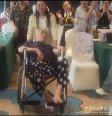 故事感天動地！重慶女子外出學習帶癱瘓父親同往