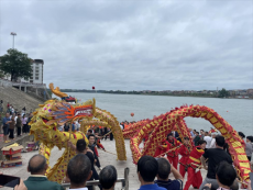 祁東縣歸陽(yáng)鎮(zhèn)舉行新龍舟“下水”儀式