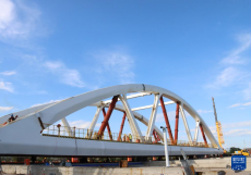 京唐城際鐵路跨通濟路拱橋頂推完成