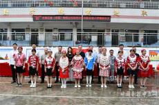 一堂搬到苗寨小學(xué)的石油課