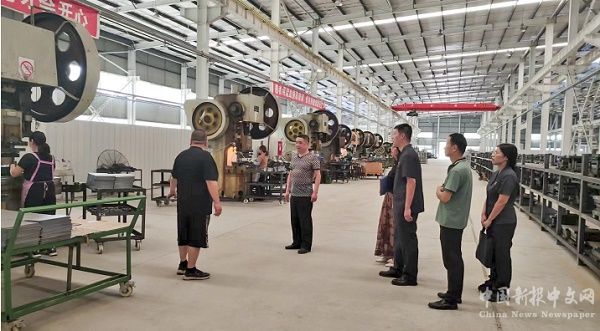 大渡口區(qū)法院法官回訪已盤活的被執(zhí)行企業(yè)。