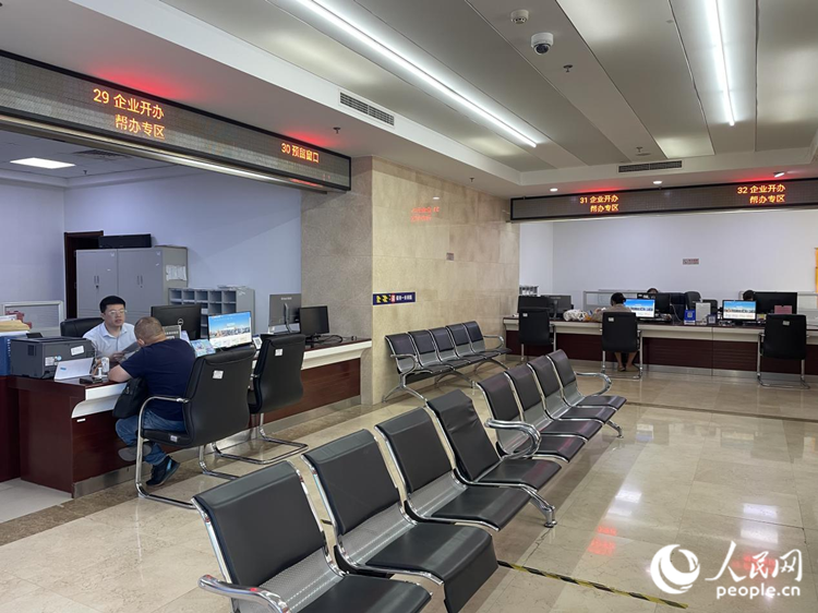 和平區(qū)政務(wù)服務(wù)中心工作人員為辦事企業(yè)服務(wù)。人民網(wǎng)記者 孫翼飛攝