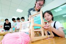 浙江湖州：暑托班孩子體驗傳統(tǒng)織布