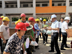 秦振衡現(xiàn)場調(diào)度項目建設(shè)并慰問一線工作者