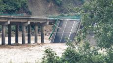 陜西商洛一大橋塌方武警緊急搜救，回應(yīng)“道路已中斷”