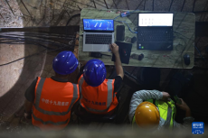 京哈高速公路萬(wàn)噸公鐵立交橋成功轉(zhuǎn)體