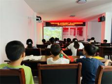 安徽休寧縣蘿寧社區(qū)：紅色電影激發(fā)兒童愛國(guó)心