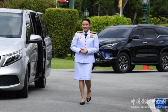 9月6日，泰國(guó)總理佩通坦·欽那瓦在位于曼谷的總理府外向媒體致意。新華社發(fā)（拉亨攝）