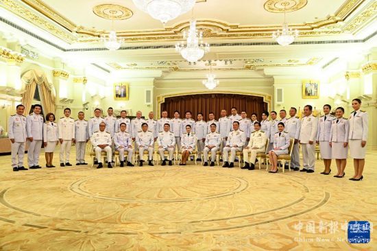9月6日，由佩通坦·欽那瓦擔(dān)任總理的泰國(guó)新一屆內(nèi)閣在位于曼谷的總理府合影。新華社發(fā)（拉亨攝）