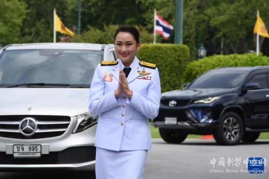 9月6日，泰國(guó)總理佩通坦·欽那瓦在位于曼谷的總理府外向媒體致意。新華社發(fā)（拉亨攝）