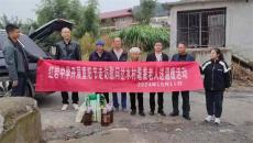 花秋鎮(zhèn)紅巖中學(xué)：重陽節(jié)向岔水村80名耄耋老人獻愛心