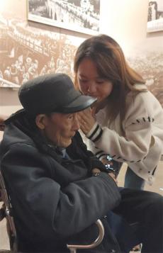 就想帶老人多看看！貴州女士陪89歲外公參觀遵義會議會址