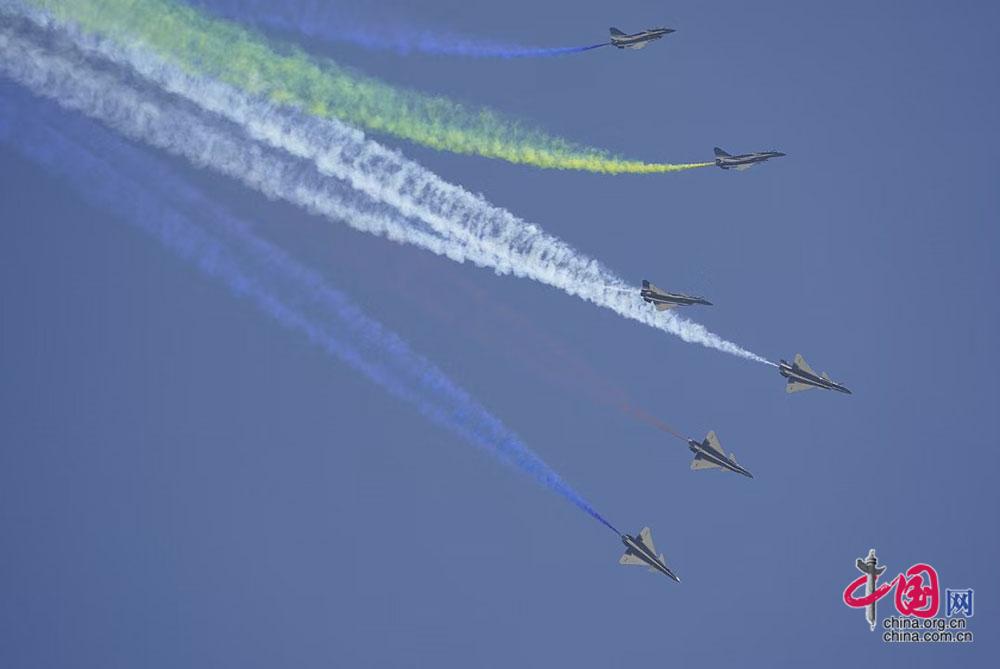 11月8日，空軍“八一”飛行表演隊(duì)在飛行訓(xùn)練中。中國(guó)網(wǎng) 楊佳攝影