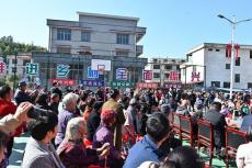 家門(mén)口看雜技表演真過(guò)癮