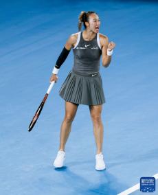 澳網(wǎng)：鄭欽文首戰(zhàn)獲勝