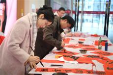 寫春聯(lián) 剪窗花！大學生志愿者喜迎首個“非遺版”春節(jié)