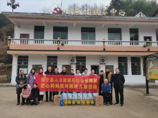 綏寧縣人社局開展“愛心媽媽結(jié)對(duì)困境兒童”活動(dòng)