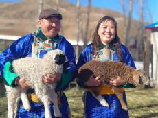 烏蘭毛都草原奏響早春序曲