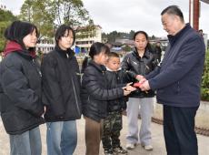 隆回縣關(guān)工委給困境家庭學(xué)子送“愛心”