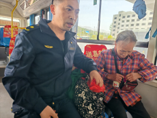 湖南汝城：城管人員送鄉(xiāng)下迷路老人到車站坐車