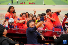昆侖山下 足球女孩逐夢綠茵場