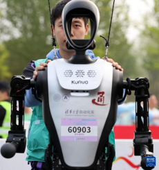 2025北京亦莊半程馬拉松暨人形機器人半程馬拉松開跑