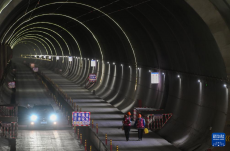 成渝中線高鐵磨盤(pán)山隧道全線貫通