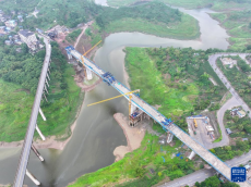 渝萬(wàn)高鐵珍溪河雙線(xiàn)大橋合龍