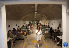 浙江杭州：開放防空洞避暑納涼