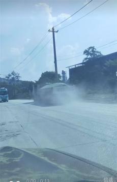 湖南婁底S236公路沿途拋撒砂石現(xiàn)象突出 何時(shí)得到整治？