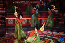 西安：漢服展演引客來(lái)