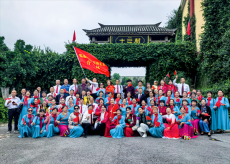 湖南臨湘市百名老人歡聚“十三村”一展歌喉迎“國慶”