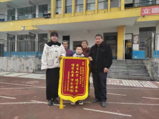 肖奇艷：三尺講臺映山河，一顆丹心育桃李