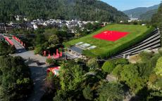 張家界黃龍洞景區(qū)：在600平米的巨幅紅旗下共慶祖國(guó)華誕