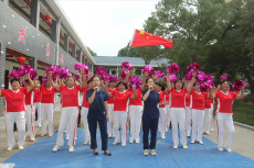 國(guó)慶中秋佳節(jié)臨，“愛(ài)心雙獻(xiàn)”敬老情