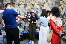 凱里市苗繡蠟染從家庭針線間走向文旅融合大市場