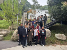 衡陽市華新實驗中學(xué)： 九九重陽登高處，雨母山間敘師情