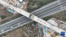 合武高鐵跨滬蓉高速特大橋合龍